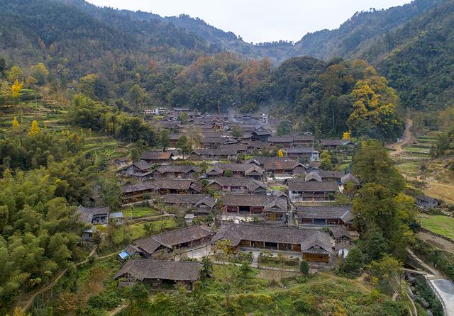 12月10日,酉陽縣龍潭古鎮,清晨時分,紅霞飛滿天.