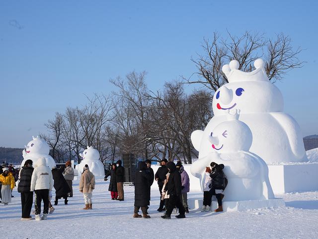 2024年1月1日,长春净月潭国家森林公园,市民游客在"雪世界"体验冰雪