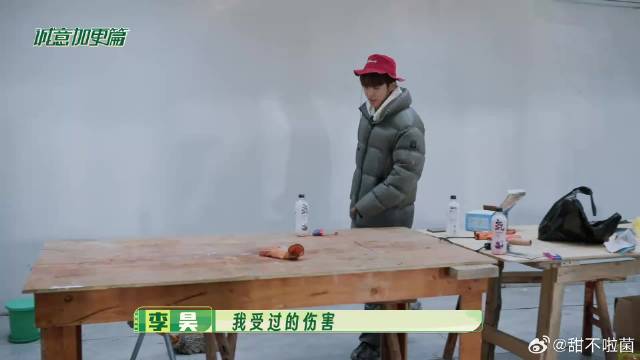 李昊帮忙搬桌子,感觉这智商不在线啊,脑子短路了|李昊_新浪新闻