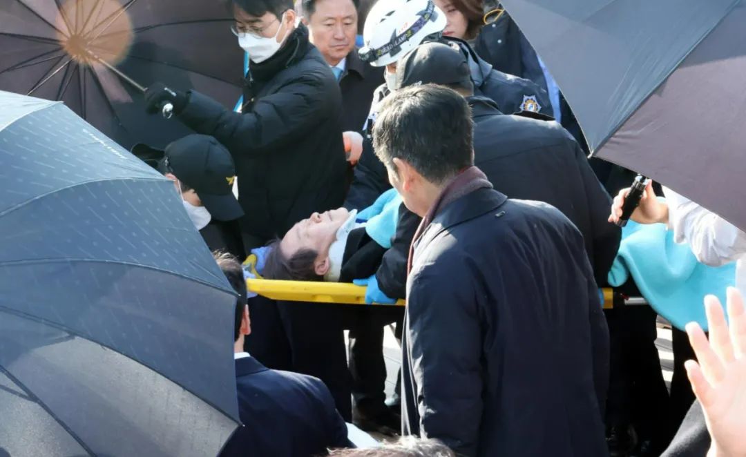 ▲1月2日，在韩国釜山，韩国最大在野党党首李在明遭袭，在现场进行紧急处置后被送往医院救治。图/新华社