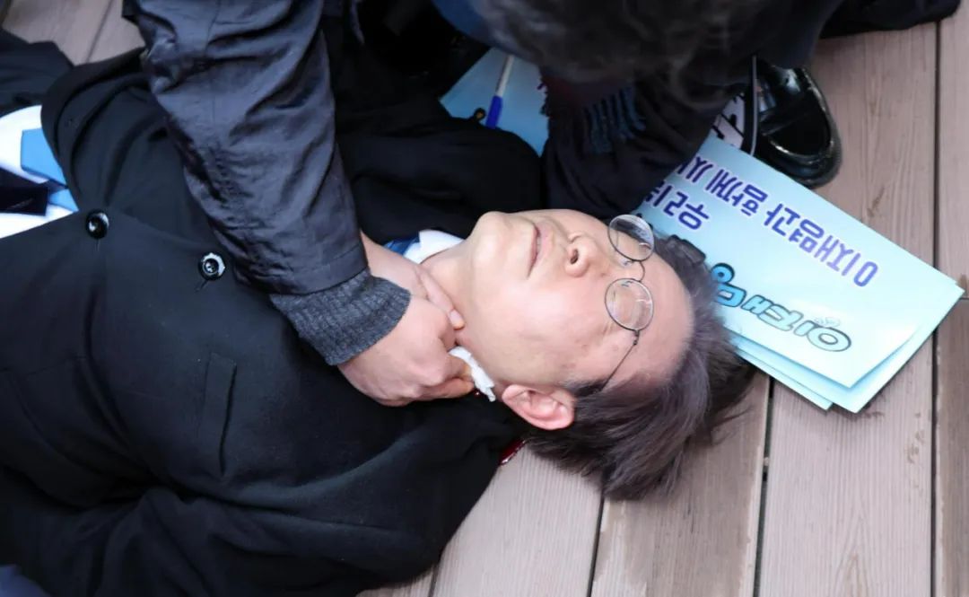 ▲1月2日，在韩国釜山，韩国最大在野党党首李在明遭袭倒地。图/新华社