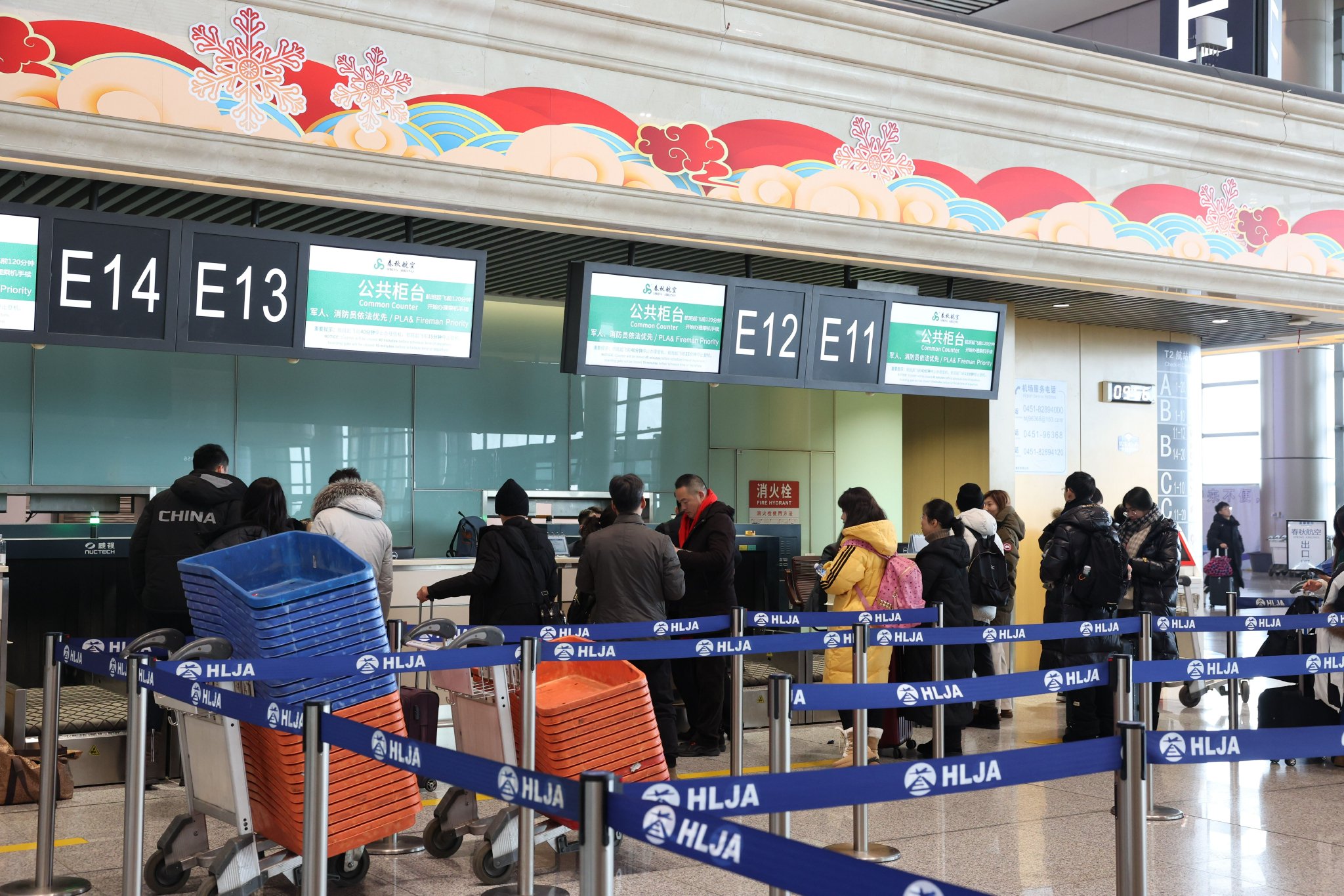 旅客办理登机手续.哈尔滨机场供图