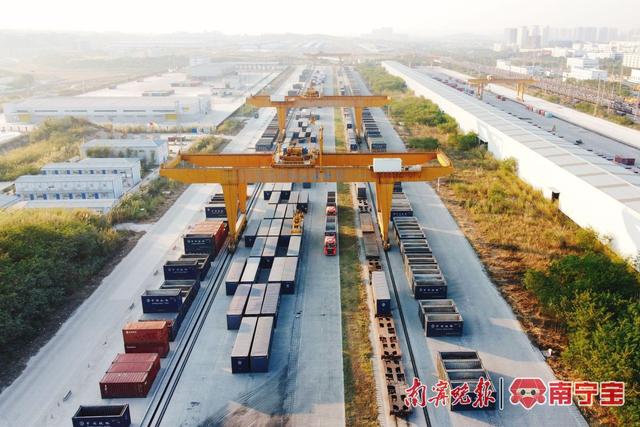 南宁国际铁路港集装箱吊装作业航拍 通讯员 林鹤 摄