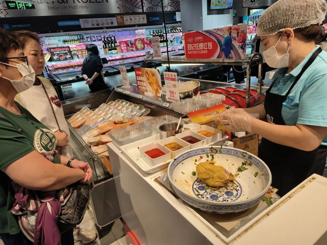 在盒马，来自大连的生蚝和广州江村的手撕鸡，备受香港消费者欢迎。受访者供图