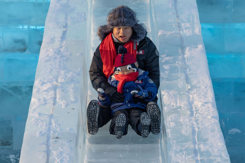 哈尔滨冰滑梯图片