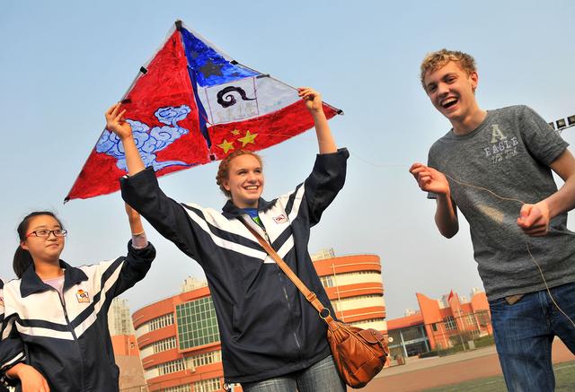 天津，紫云中学第35届风筝节上，希亚和中国小伙伴们一起放风筝 视觉中国 图
