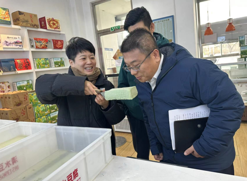 北京银行客户经理实地了解受灾企业经营现状与资金需求。