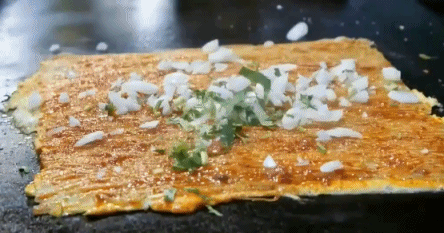 烤冷面。（图/《街头美食斗士》）