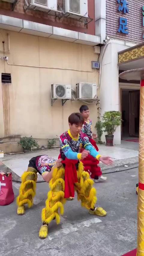 舞狮的小伙们台下苦练基本功!|舞狮_新浪新闻