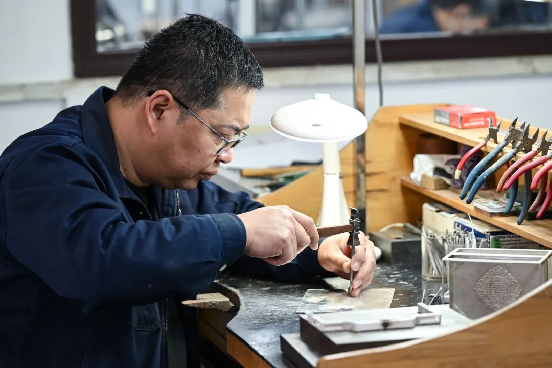 錾刻大匠孟剑锋:择一业 精一技 钻一生_新浪财经_新浪网