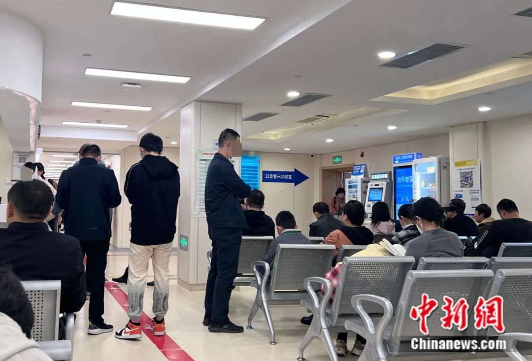 某医院精神科,排队就诊的人们(图文无关)邵萌 摄
