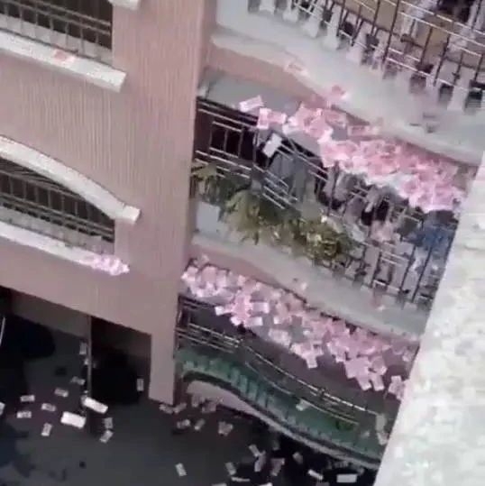 女子当街撒钱?官方:是真钱,没人捡|官方_新浪新闻