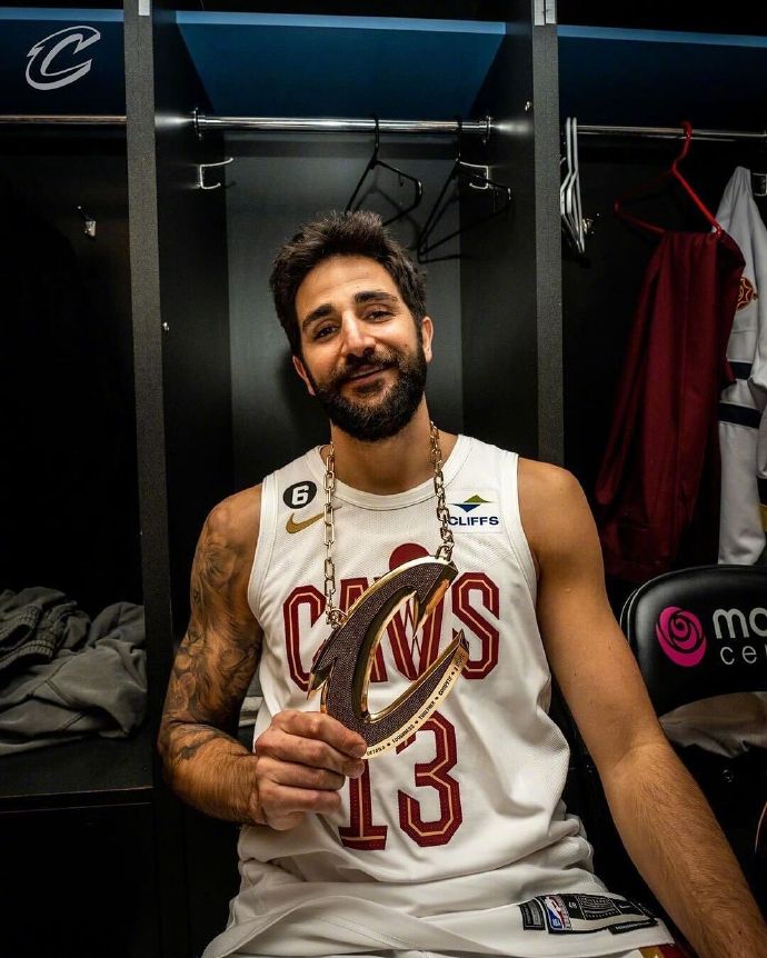 母亲去世后,卢比奥开始纹身,蓄满胡须,留起长发.