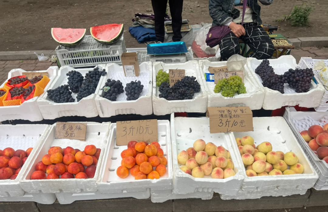 东北早市的水果,受访者供图曾经抖音上有游客发问,"四个人去哈尔滨玩