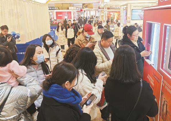 新世界百货里消费者参加领盲盒活动 本报记者 刘歆 摄