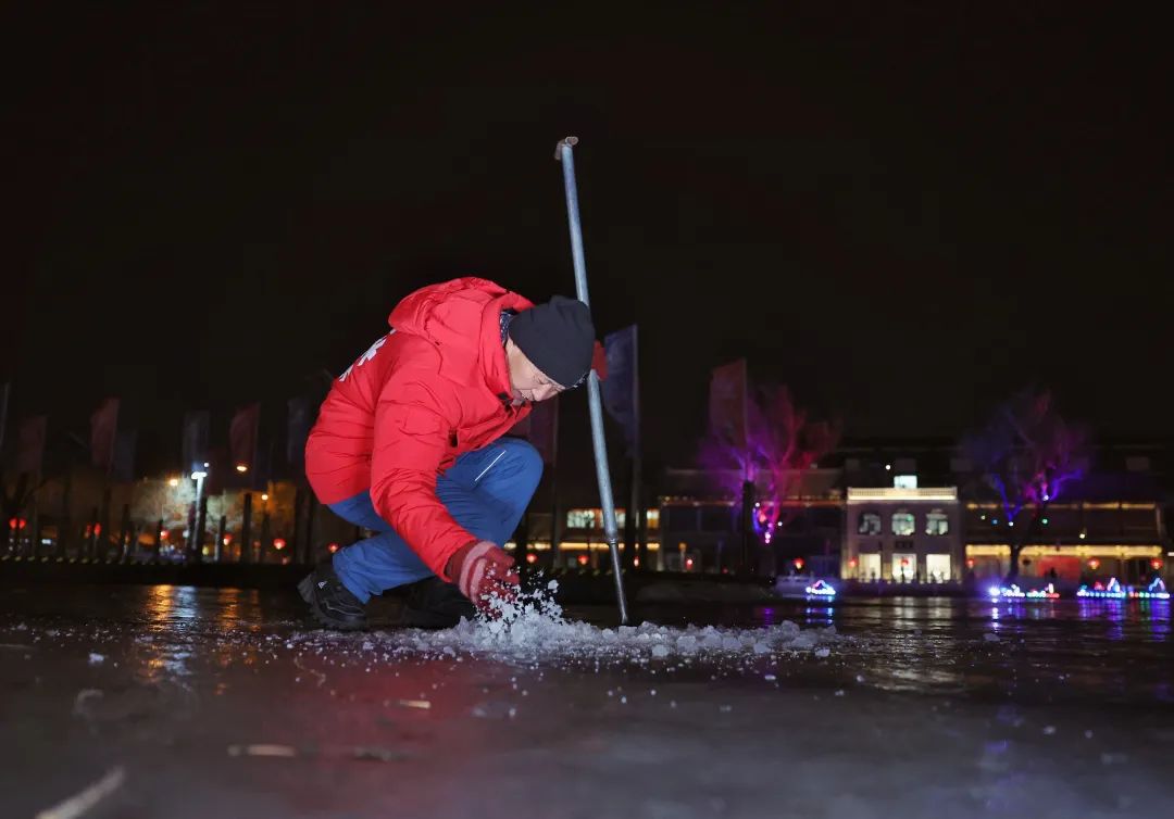 冬日"玩冰"有学问,测冰师介绍冰下的"门道"→|冰场_新浪财经_新浪网