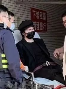 警方将谢震廷逮捕后强制送医。图源：台媒