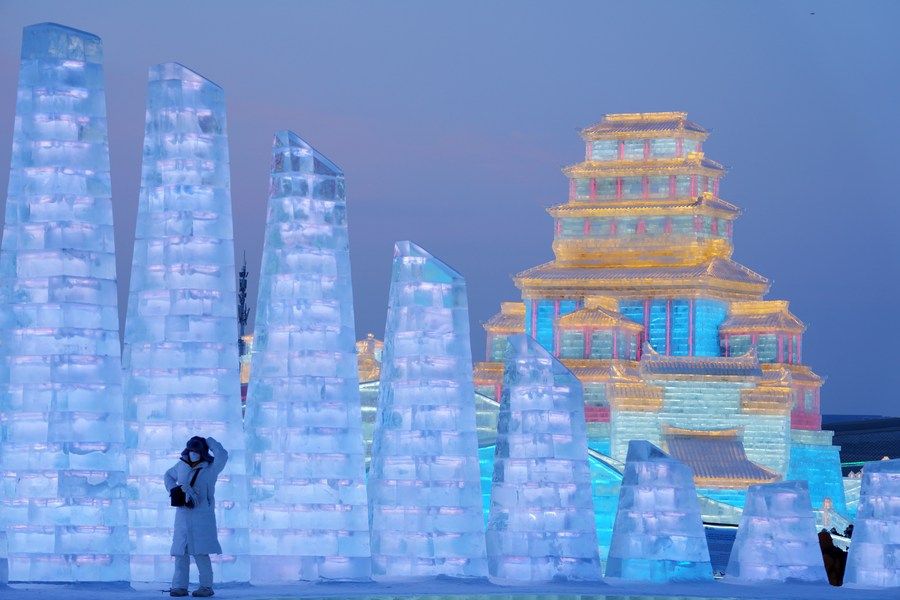 当日,第40届中国·哈尔滨国际冰雪节开幕,吸引众多游客.