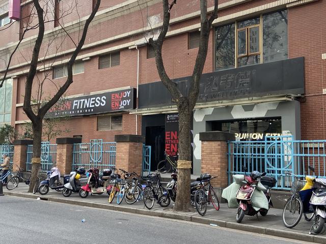 瑞竑健身（东方剑桥店），一兆韦德的字迹仍然可见。澎湃新闻记者 陈悦 摄