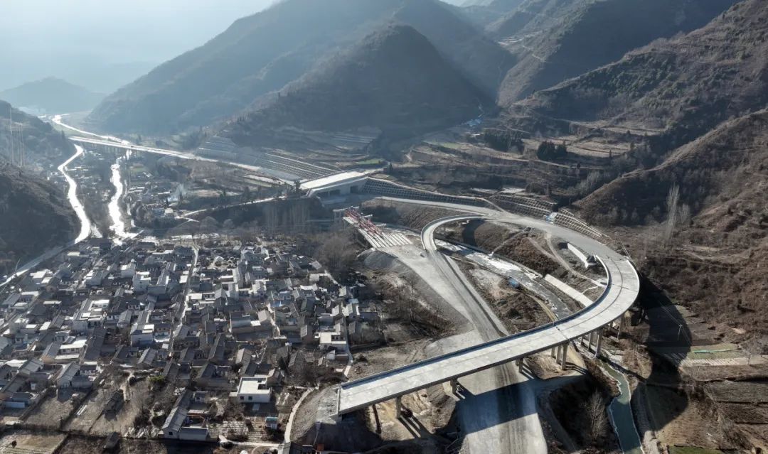 282公里与g7011十天高速以枢纽互通式立交相接止于陇南市西和县长道镇