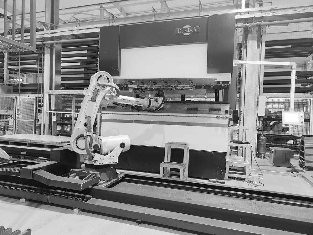 2023年12月25日,在科林电气结构事业部智能柔性生产线,机械臂正在