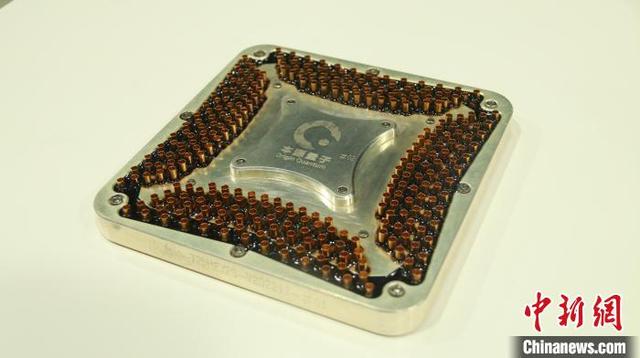 图为中国第三代自主72比特超导量子芯片“悟空芯”夸父 KF C72-300封装盒。孙超摄