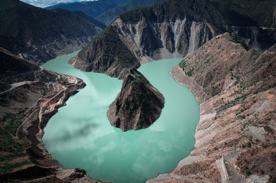 雅砻江大峡谷.图据视觉中国