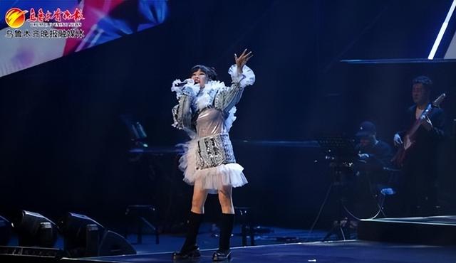 歌手库妮珂演唱歌曲《打起手鼓唱起歌》.记者王畅彤摄