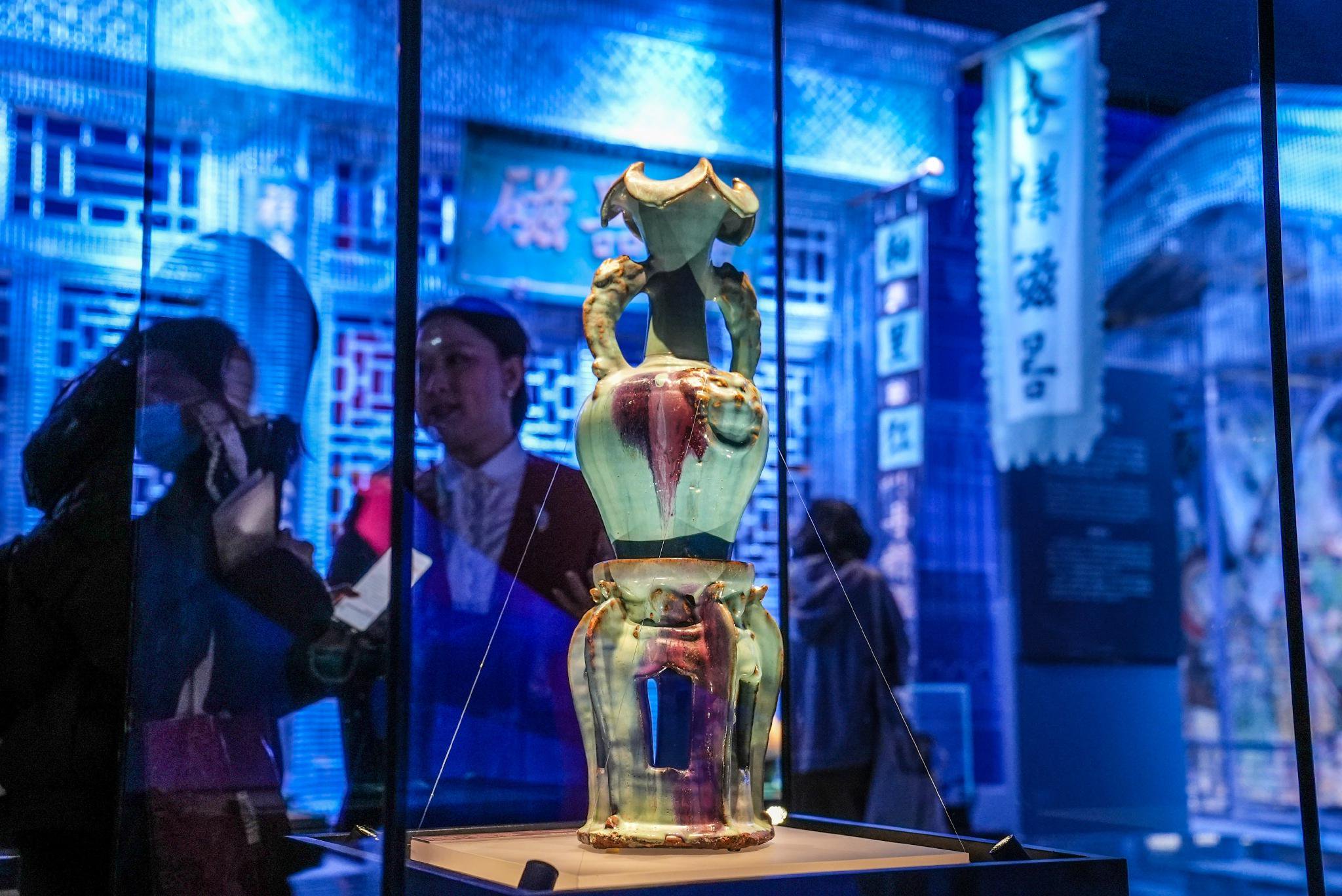 出土于元大都遗址的天蓝釉贴花兽面纹连座双耳瓶