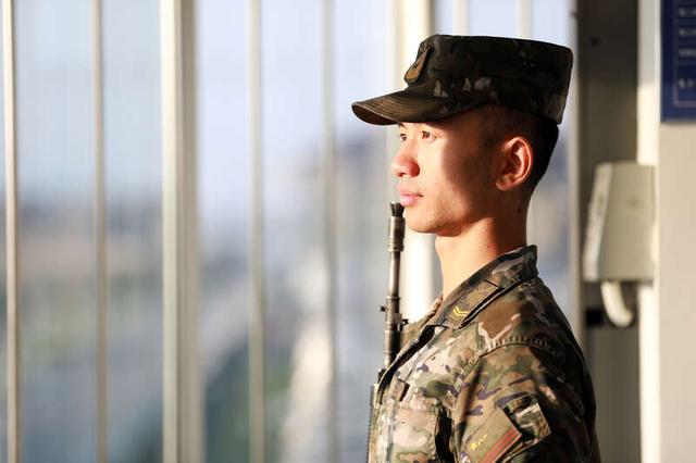 哨兵在站岗执勤.韩泽元/摄