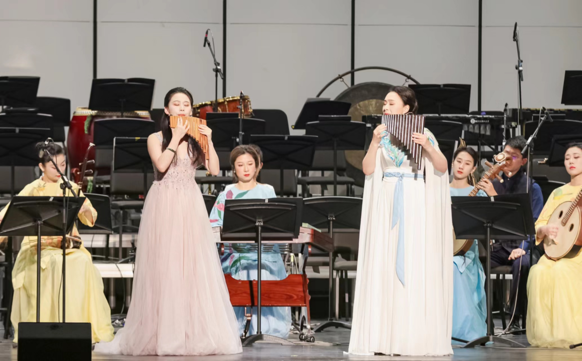 其中,《琅琊神韵》和《秋湖月夜》堪称双壁,分别由俞逊发的学生钱军和