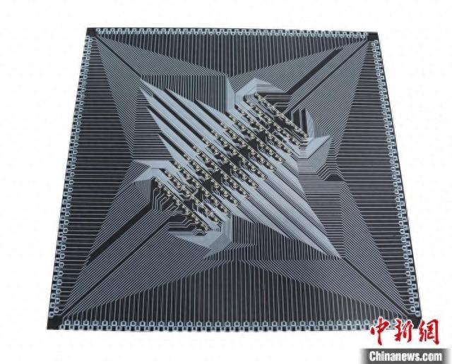 图为中国第三代自主72比特超导量子芯片“悟空芯”夸父 KF C72-300放大模型。孙超摄