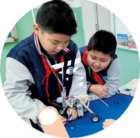 天津市武清区杨村第十六小学课后服务,学生正在组装机器人.