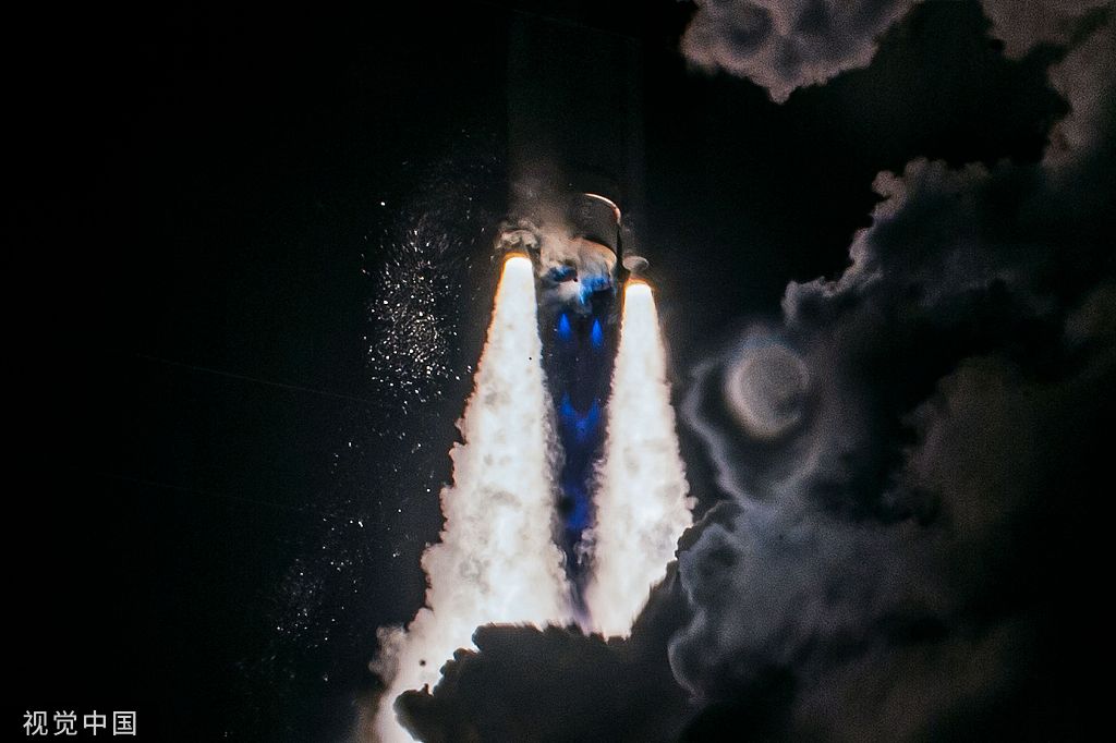 当地时间1月8日，“火神半人马座”火箭携带“游隼”月球着陆器发射升空，进行首次登月任务。图片来源：视觉中国