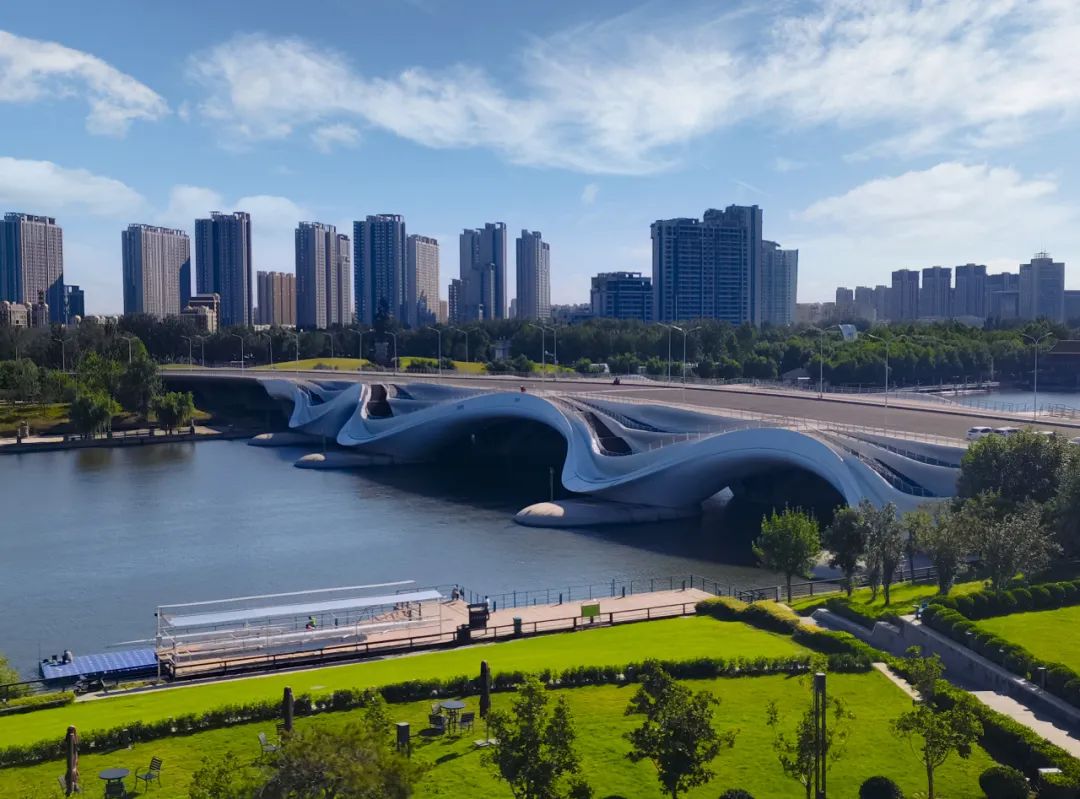 看效果图变成实景图"蝶变—北京城市副中心建设发展影像展"位于北京大