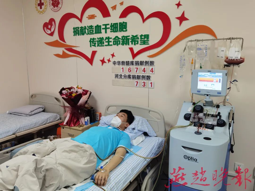 李先生正在进行捐献