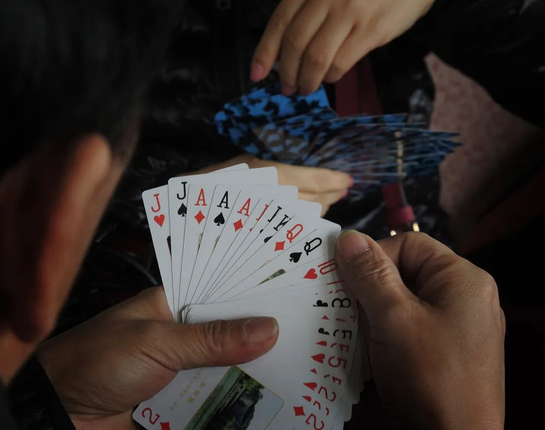 南京,打掼蛋玩扑克休闲娱乐的牌迷.(图/视觉中国)