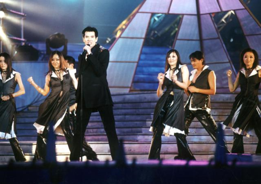 (图为2002年费翔亲临雅戈尔国际服装城献唱)