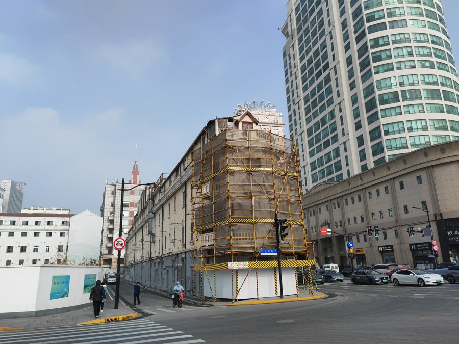 金陵东路上的一幢历史建筑在修缮保护中。 唐烨摄于2024年1月