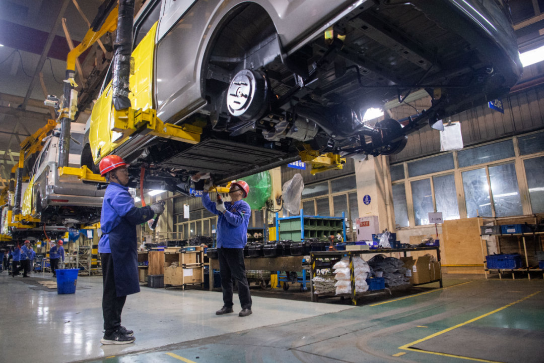 位于重庆市万州区的重庆长安跨越车辆有限公司,工作人员在生产线上