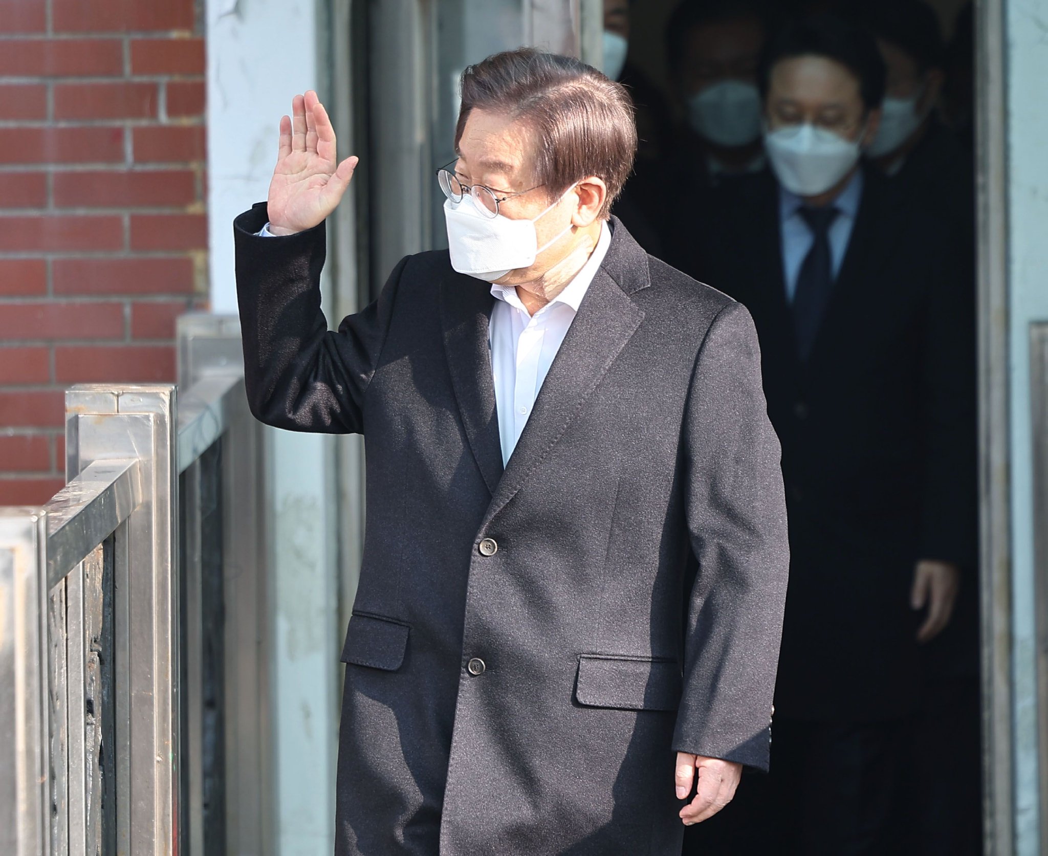 李在明襲擊者稱行兇是為了阻止其今後當總統 - 新浪香港