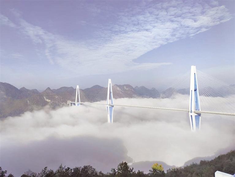 天空之桥——平塘大桥美景.记者 向淳 摄