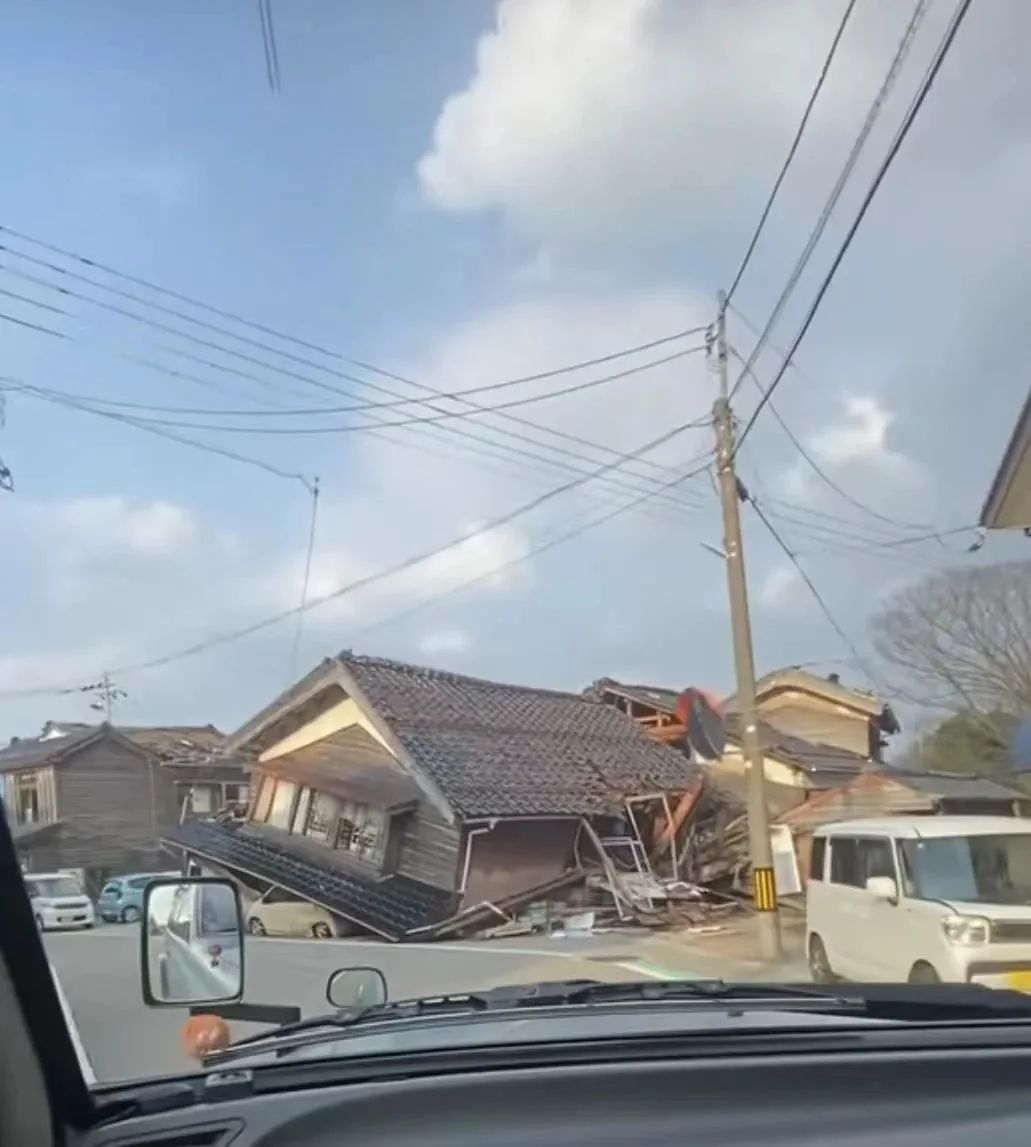 在车上拍摄的灾区倒塌房屋。受访者供图