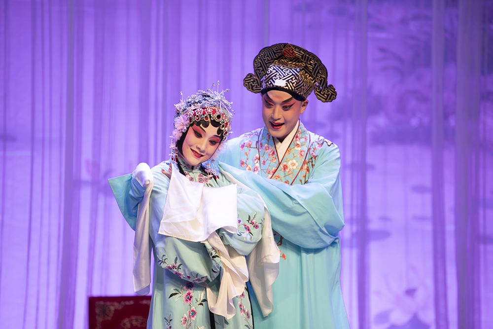 昆曲演员张冉(左)主演的《牡丹亭》