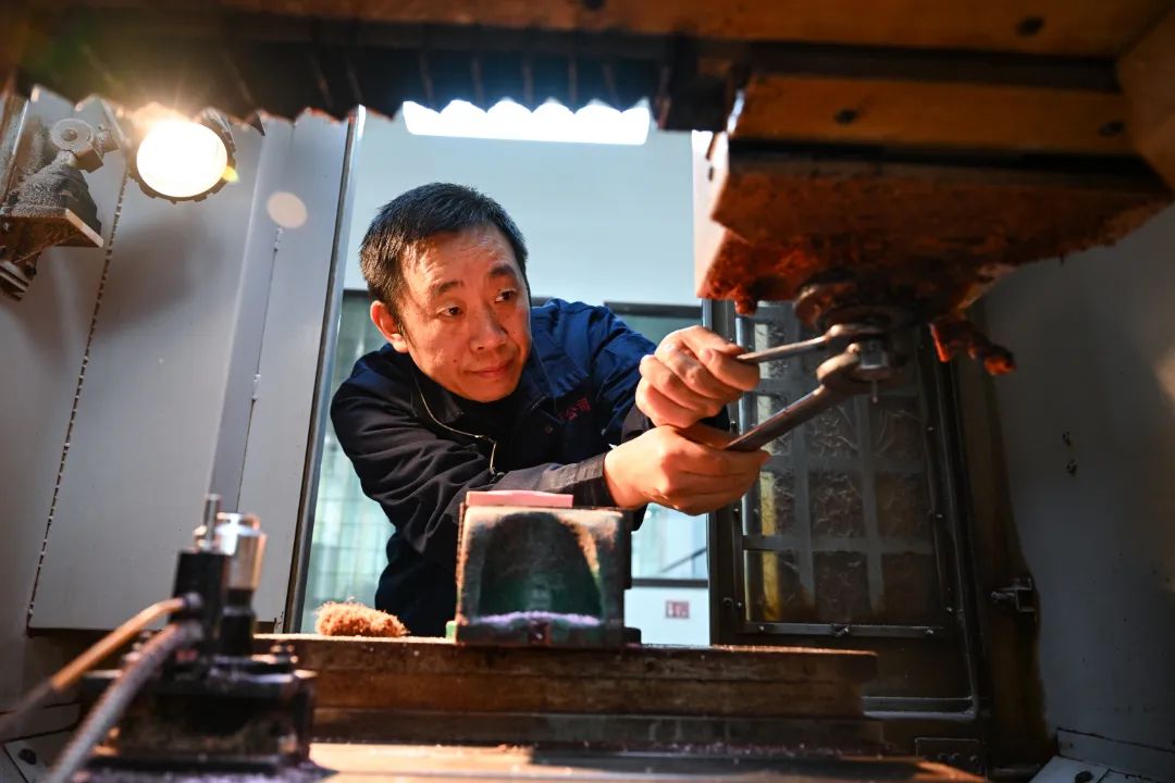 宫占坤在精雕机上进行模具雕刻30年前,宫占坤接父亲的班来到北京