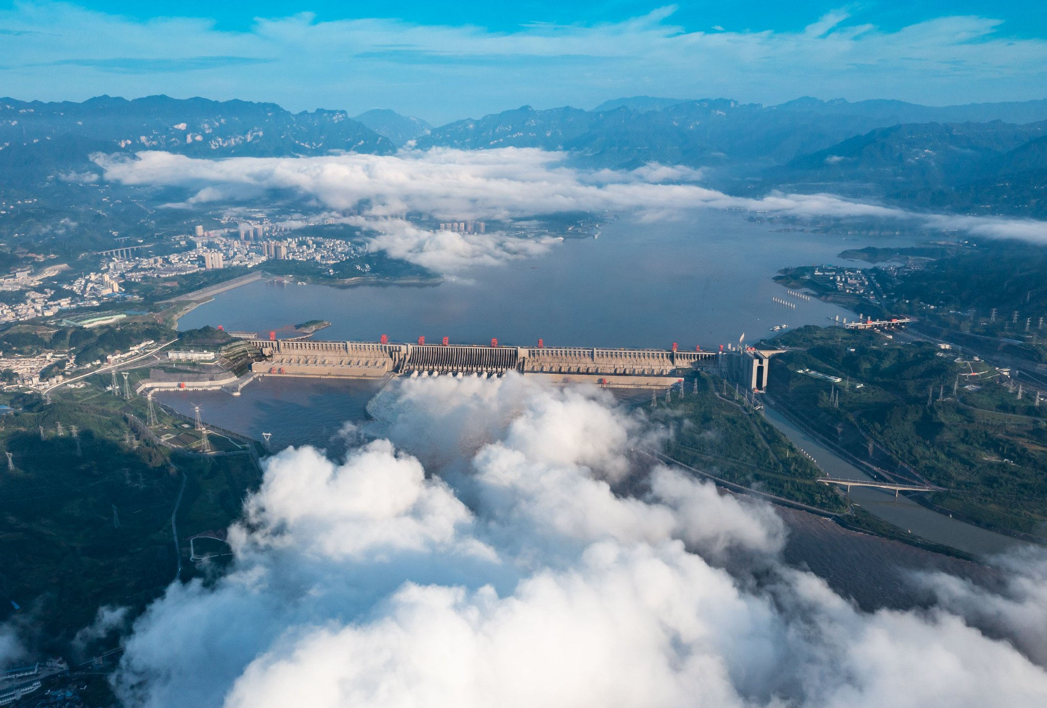 长江三峡水利枢纽工程开启泄洪深孔泄洪.三峡集团供图