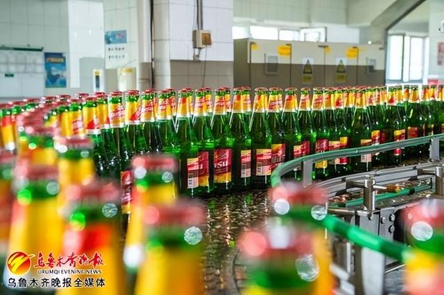 　　1月9日，在新疆乌苏啤酒有限责任公司的生产车间内，乌苏啤酒“走”下生产线。记者王丽丽摄