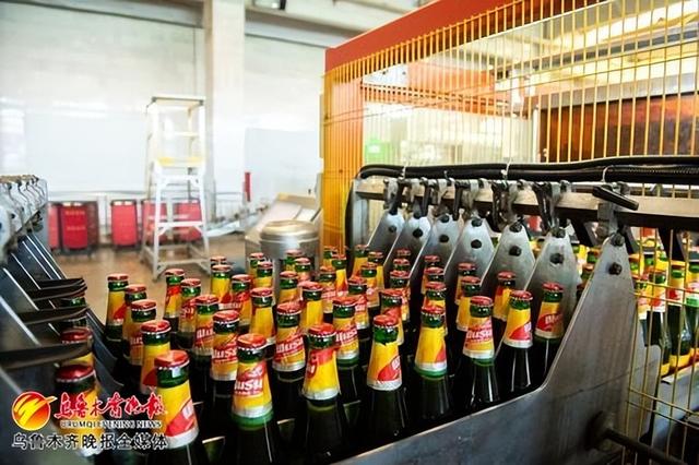 　　1月9日，在新疆乌苏啤酒有限责任公司的生产车间内，乌苏啤酒“走”下生产线。记者王丽丽摄