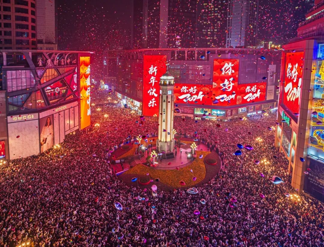 跨年夜盛况瞩目,重庆解放碑cbd迎来新年首秀