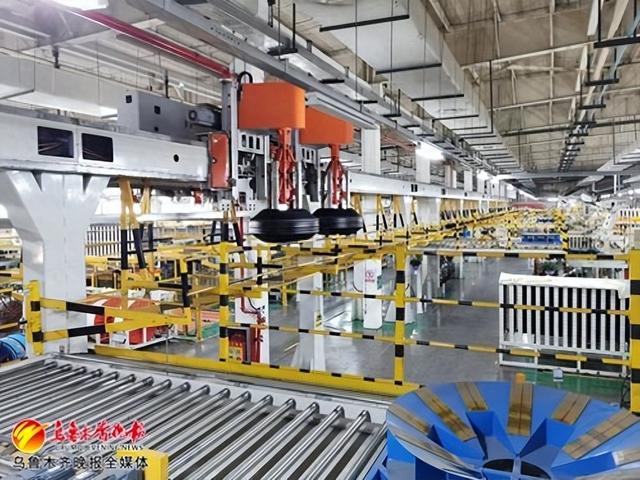 　　双钱集团(新疆)昆仑轮胎有限公司智能生产车间，各种智能设备在生产线上“忙碌着”。记者王丽丽摄